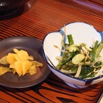 お食事処 つばさ - 小鉢は、枝豆、もやし、ニラと海苔が入ったナムル。
                                それと、お新香です。