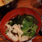 お食事処 つばさ - お吸い物。
                                わかめとお揚げと三つ葉が入ってました。
                                お出汁のとても良い香りで美味しいです。
