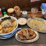 らぁめん嬉しや - このボリュームで935円！凹んだヤカンがまた渋い。