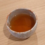 お食事処 つばさ - 最後にセルフのお茶もいただきました。
      ほうじ茶です。
      ホッとします。(*^^*)