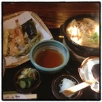 めん処すずき - めん処すずきなう( ^ω^ )
      本日ゎ天ぷら親子味噌煮込み定食の麺きしめんバージョン♪(´ε｀ )
      ここの味噌ゎ赤とか八丁味噌やなくて合わせ？
      みたいな色してます( ^ω^ )
      激うまー♪(´ε｀ )