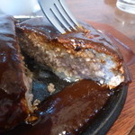 ハンバーグの店　オニオン - 肉汁もたっぷりでジューシー♪