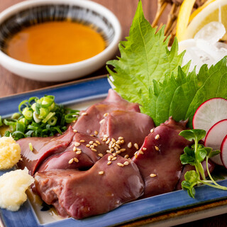 唐揚げや焼鳥など毎日仕入れる新鮮な地鶏の一品を召し上がれ！