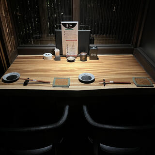 テラスルーム
                                          半個室
                                          カウンター席
                                          
                                          両サイド壁仕切りあり、カップル向け席