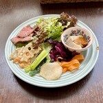 バルバルキッチンアメリ - 毎度お馴染みランチサラダ
      ただ、ローストビーフが付いていたり豆腐も普通ではなく胡桃豆腐か胡麻豆腐、と今日は品数が多くていつもよりやたらと豪華だった！