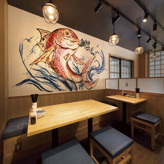 壁が特徴的な店内は多彩なシーン対応可能◎