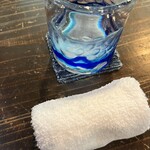 旬家ばんちゃん - お店の裏の海と同じカラーのお冷やグラス