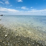 旬家ばんちゃん - お店の裏の蒼い海