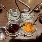 オーキッド - 定番の調味料、酢、ナンプラー、砂糖、唐辛子。