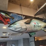 三崎「魚市場食堂」 - 店内には巨大マグロがお出迎え！　見上げると大迫力です！