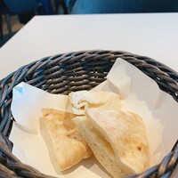 Trattoria Tabule - パン代300円/1人。お通しですね。ピタパンでした。メインとパン、ドリンクで2800円　私にはちょっと贅沢でしたが勉強になりました。