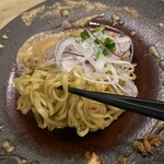 論露に不二 - 細め平打ち麺
