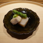 温石 - 平貝とグリーンアスパラ黄身酢掛け