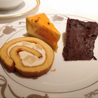アピシウス - 『ワゴンデザート』①ガトーショコラ②マンゴームース③ロールケーキ（パイナップル&パッションフルーツ）