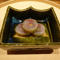 温石 - 鯵の胡瓜巻き、梅肉ソース、ごま、大葉、ガリ