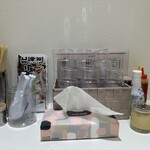 北海道ラーメン ひよこ軒 早出店 - 生ニンニク、醤油、ラー油、酢、胡椒などがあり、味変可能