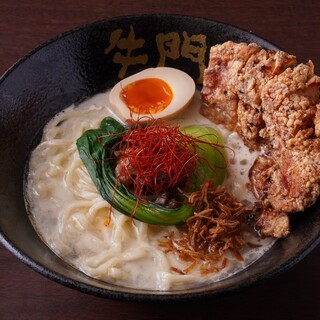 「スパイシーラーメン」をはじめ、日本の美味しいラーメンを堪能