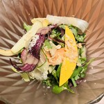 250274991 - 海鮮入りのサラダ（底に薄切りの生のイワシやタコなどが）