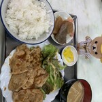 大衆食堂ちとせ - 生姜焼き定食の全体図。