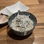 酒肴場 屯 - 白飯には釜揚げしらす