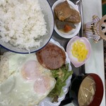 大衆食堂ちとせ - ハムエッグ定食の全体図。