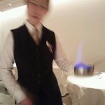 オオハラ エ シーアイイー - フランベ中の温かいチョコレートケーキ