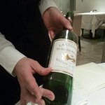 オオハラ エ シーアイイー - エチケットをはがしているところ