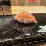 鮨 十兵衛 - 甘海老　酢飯（丸っこく多めのシャリ）　手数3回　