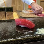 鮨 十兵衛 - 赤身　赤身の酸味があり好みです。切りつけ厚め