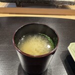 鮨 十兵衛 - 甘海老の頭からとった出汁の味噌汁　鮮度抜群の海老だと想像に容易、出汁が澄んでます。