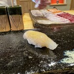 鮨 十兵衛 - マコガレイ　酢飯（水分量多め米の香り、酢の香りがガツンときました）