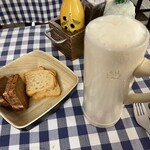 Ratskeller München  - ビールと突き出しの塩パン