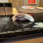 鮨 十兵衛 - 真鯵（厚めの切りつけ）　