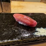 鮨 十兵衛 - トロ（今回一番分厚い切りつけ）　しっとり、滑らか、艶々なトロ。酢飯は温度が上がり粒感が増していますが中心は程よい柔らかさ。握り手数6回