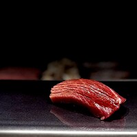 鮨 にっこ - 中トロ。 一発目に中トロもってきました。 塩釜産だったかな。 一番コストがかかかるやつ。 国産生マグロはここの価格には負担だろうけど、がんばってる。 香りよし、舌触りよし、シャリとの馴染もよし。