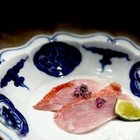 鮨 にっこ - キンメ。 銚子産。 湯引きしてあるようです。 このキンメは素晴らしかった。 熟成させる以前に、脂ののりが素晴らしい。 酢橘とまろやかな塩が、上質な脂の旨味を際立たせてます。