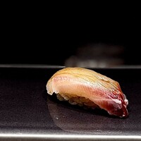 鮨 にっこ - イサキ。 今季はイサキがすごいんです！ 本日のイサキも美味しい。 身が厚いデブです。 熟成させて旨味も脂ものりのりですよ。 旨ー。