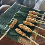 Bali Asli - サテの具を竹とレモングラスの棒に巻きつけていきます