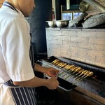 Bali Asli - サテの焼き風景。ココナッツの炭を使って