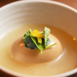 ホッとする優しい味わいの“鶏だし”が染み込んだおでんや一品。