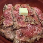 250286100 - ビフテキ丼のアップ