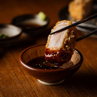 とんかつ提供直前まで温めたあつあつのソースで