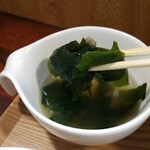 キッチン ブルー グローブ - 具沢山なわかめスープ