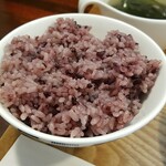 キッチン ブルー グローブ - 黒米のアップ