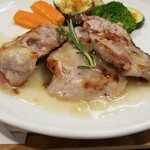 キッチン ブルー グローブ - 正面から、肉厚な豚ヒレ肉ソテーは３切れ