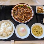 雅秀殿 - 陳麻婆豆腐ランチ、温玉トッピング