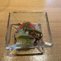 鮨 麻生 平尾山荘 - タコの湯引きとフルーツトマトの酢の物