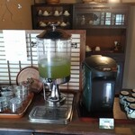 味彩の古民家 京 - セルフのドリンク・コーナー