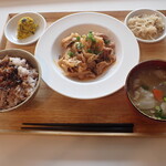 トーコーキッチン - 豚のピリ辛味噌炒め　副菜二品、豚汁、ご飯