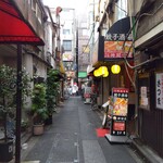 鶴亀 - 店前の路地(2024年6月8日撮影)